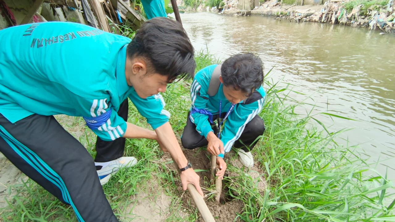 Pulihkan Ekosistem Pasca Bencana, 50 Mahasiswa Tanam Bambu di Bantaran Sungai Sukaraja